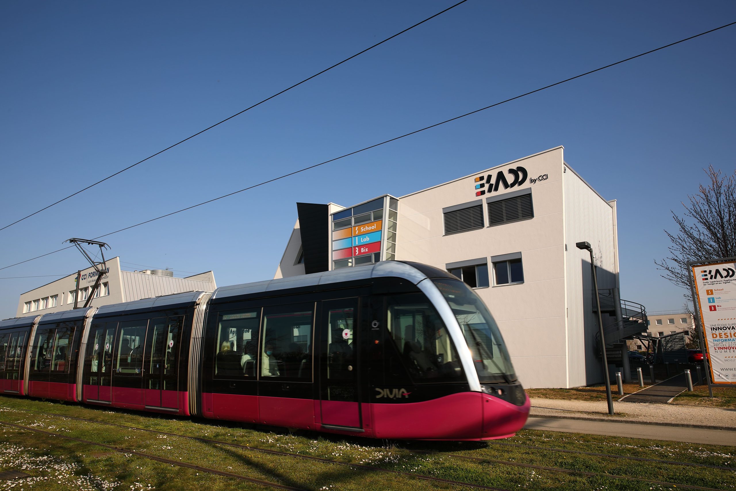 Photo du batiment de l'ESADD avec le tramway de dijon qui passe juste devant.